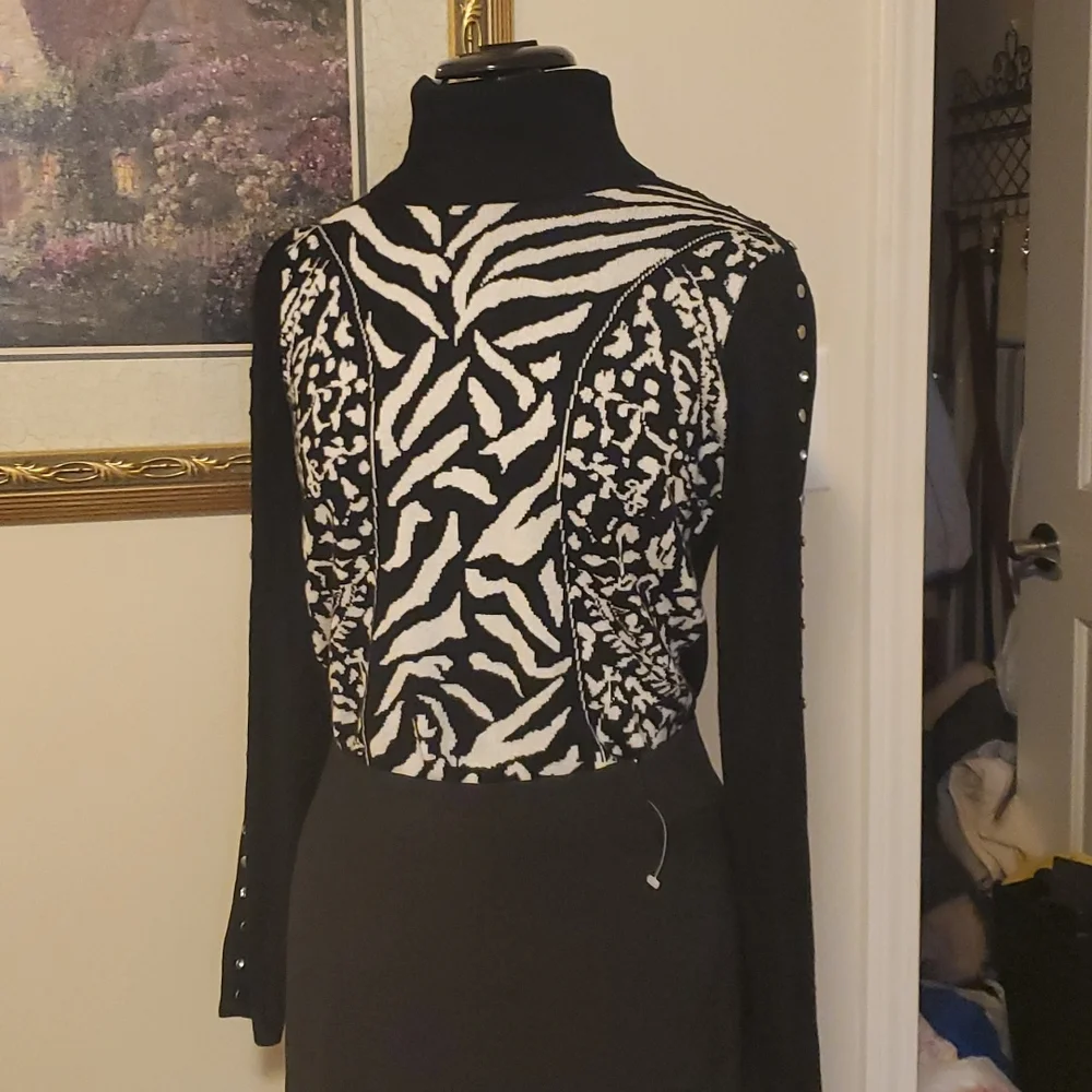 Beautiful black-and-white print turtleneck sweater with beaded sleeve detail - Picture 2 of 7
